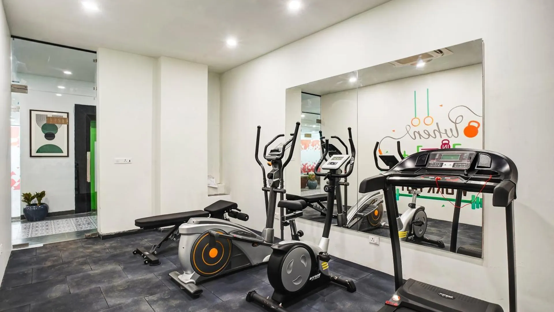 Hotel Saltstayz Premier - Arjun Marg Gurgaon